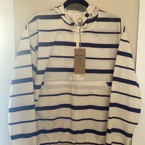 Thread&supply light hooded pull over jacket with front pouch zipper pocket.